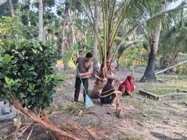 Bhabinkamtibmas Polsek Senayang Bersama Warga Gotong Royong Bersihkan TPU di Desa Penaah