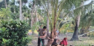 Bhabinkamtibmas Polsek Senayang Bersama Warga Gotong Royong Bersihkan TPU di Desa Penaah