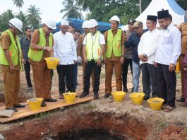 Wabup Jarmin Letakkan Batu Pertama Pemugaran Masjid Tertua di Desa Tanjung