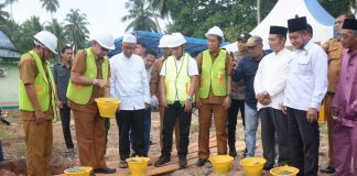 Wabup Jarmin Letakkan Batu Pertama Pemugaran Masjid Tertua di Desa Tanjung