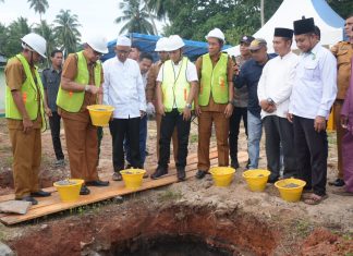 Wabup Jarmin Letakkan Batu Pertama Pemugaran Masjid Tertua di Desa Tanjung