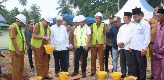 Wabup Jarmin Letakkan Batu Pertama Pemugaran Masjid Tertua di Desa Tanjung