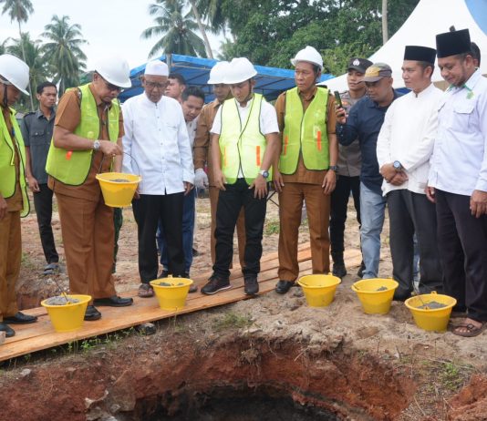 Wabup Jarmin Letakkan Batu Pertama Pemugaran Masjid Tertua di Desa Tanjung