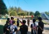 FPTI Natuna Kenalkan Panjat Tebing kepada Siswa SMAN 2 Bunguran Timur, Ajak Generasi Muda Jadi Atlet Berprestasi Peserta ekstrakurikuler SMAN 2 Bunguran Timur mengikuti kegiatan pengenalan olahraga panjat tebing yang digelar Federasi Panjat Tebing Indonesia (FPTI) Kabupaten Natuna di Wall Panjat Tebing Pantai Piwang, Ranai. Dalam kegiatan tersebut, atlet FPTI Natuna memberikan edukasi mengenai fungsi dan penggunaan berbagai peralatan panjat tebing serta pentingnya aspek keselamatan sebelum melakukan aktivitas memanjat. Kegiatan ini juga menjadi upaya FPTI Natuna menjaring bibit-bibit atlet muda untuk memperkuat prestasi panjat tebing Kabupaten Natuna. (Foto: FPTI Natuna)