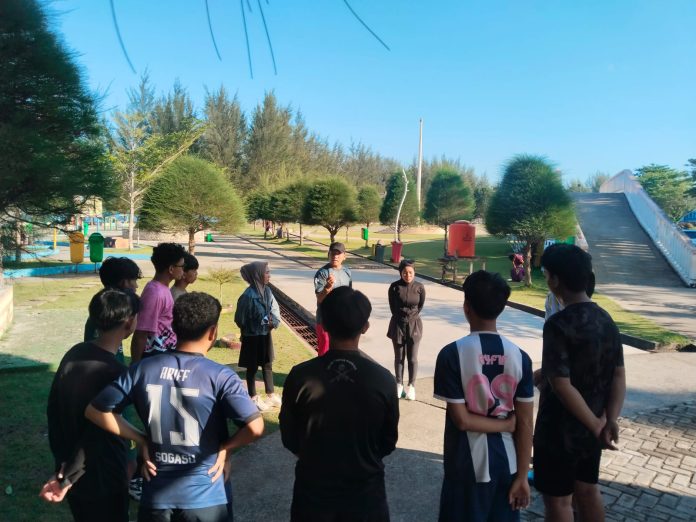 IMG-20260731-WA0049 Peserta ekstrakurikuler SMAN 2 Bunguran Timur mengikuti kegiatan pengenalan olahraga panjat tebing yang digelar Federasi Panjat Tebing Indonesia (FPTI) Kabupaten Natuna di Wall Panjat Tebing Pantai Piwang, Ranai. Dalam kegiatan tersebut, atlet FPTI Natuna memberikan edukasi mengenai fungsi dan penggunaan berbagai peralatan panjat tebing serta pentingnya aspek keselamatan sebelum melakukan aktivitas memanjat. Kegiatan ini juga menjadi upaya FPTI Natuna menjaring bibit-bibit atlet muda untuk memperkuat prestasi panjat tebing Kabupaten Natuna. (Foto: FPTI Natuna)