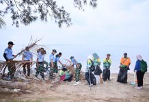 Sambut Hari Bakti TNI AU ke-79, Lanud Raden Sadjad Natuna Gelar Karya Bakti Bersih Pantai Piwang Bersama Masyarakat