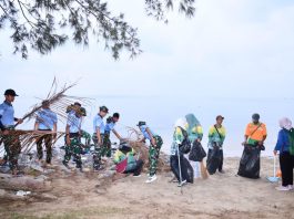 Sambut Hari Bakti TNI AU ke-79, Lanud Raden Sadjad Natuna Gelar Karya Bakti Bersih Pantai Piwang Bersama Masyarakat