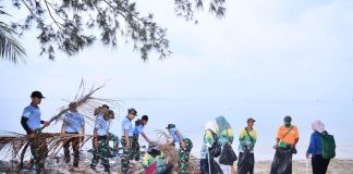 Sambut Hari Bakti TNI AU ke-79, Lanud Raden Sadjad Natuna Gelar Karya Bakti Bersih Pantai Piwang Bersama Masyarakat