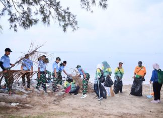 Sambut Hari Bakti TNI AU ke-79, Lanud Raden Sadjad Natuna Gelar Karya Bakti Bersih Pantai Piwang Bersama Masyarakat
