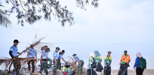 Sambut Hari Bakti TNI AU ke-79, Lanud Raden Sadjad Natuna Gelar Karya Bakti Bersih Pantai Piwang Bersama Masyarakat