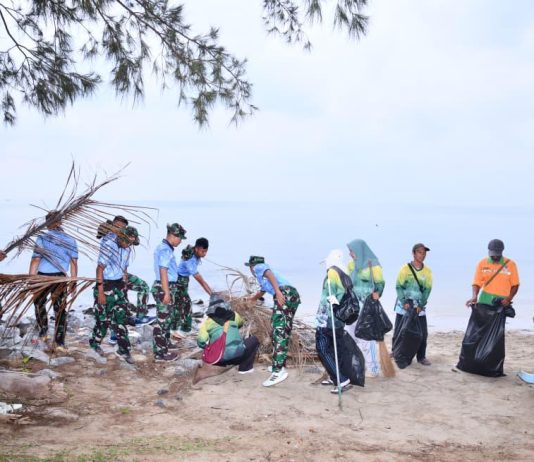 Sambut Hari Bakti TNI AU ke-79, Lanud Raden Sadjad Natuna Gelar Karya Bakti Bersih Pantai Piwang Bersama Masyarakat