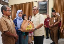 Wagub Kepri Serahkan Bantuan Sosial, 500 Paket Sembako Disalurkan kepada Masyarakat