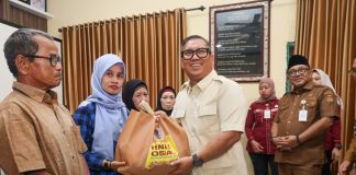 Wagub Kepri Serahkan Bantuan Sosial, 500 Paket Sembako Disalurkan kepada Masyarakat