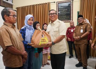 Wagub Kepri Serahkan Bantuan Sosial, 500 Paket Sembako Disalurkan kepada Masyarakat