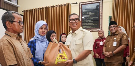 Wagub Kepri Serahkan Bantuan Sosial, 500 Paket Sembako Disalurkan kepada Masyarakat