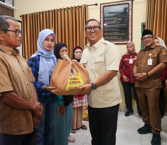 Wagub Kepri Serahkan Bantuan Sosial, 500 Paket Sembako Disalurkan kepada Masyarakat