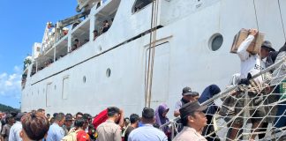 Hadir Melayani Masyarakat, Polsek Serasan Polres Natuna Kawal Aktivitas Penumpang KM Bukit Raya di Serasan