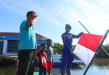 Satpolairud dan Polsek Jajaran Polres Natuna Bagikan Bendera Merah Putih, Kobarkan Semangat HUT ke-81 Kemerdekaan RI