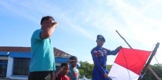 Satpolairud dan Polsek Jajaran Polres Natuna Bagikan Bendera Merah Putih, Kobarkan Semangat HUT ke-81 Kemerdekaan RI