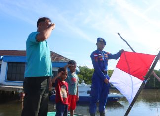 Satpolairud dan Polsek Jajaran Polres Natuna Bagikan Bendera Merah Putih, Kobarkan Semangat HUT ke-81 Kemerdekaan RI