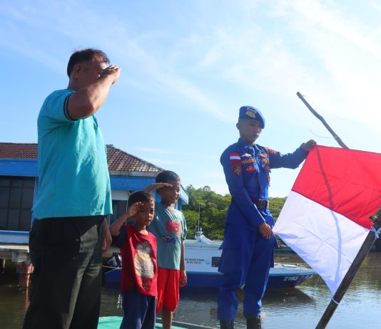 Satpolairud dan Polsek Jajaran Polres Natuna Bagikan Bendera Merah Putih, Kobarkan Semangat HUT ke-81 Kemerdekaan RI