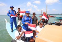 Ditpolairud Polda Kepri Bersama Masyarakat Pasang Bendera Merah Putih di Kapal Sambut HUT RI ke-81