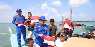 Ditpolairud Polda Kepri Bersama Masyarakat Pasang Bendera Merah Putih di Kapal Sambut HUT RI ke-81