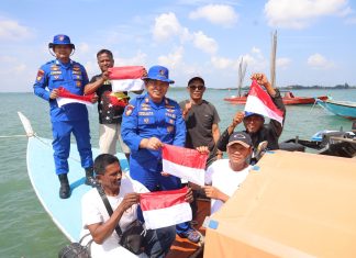 Ditpolairud Polda Kepri Bersama Masyarakat Pasang Bendera Merah Putih di Kapal Sambut HUT RI ke-81