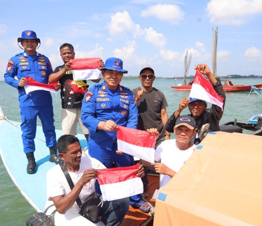 Ditpolairud Polda Kepri Bersama Masyarakat Pasang Bendera Merah Putih di Kapal Sambut HUT RI ke-81