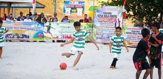 Sekda Lingga Buka Turnamen Sepak Bola Pantai Sapar Cup I, Wadah Pembinaan Atlet Usia Dini