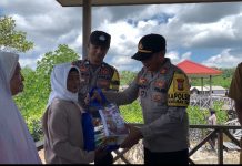 Polsek Bunguran Timur Hadir untuk Masyarakat Pesisir, Bagikan Bendera Merah Putih dan Bantuan Sembako