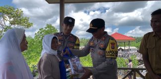 Polsek Bunguran Timur Hadir untuk Masyarakat Pesisir, Bagikan Bendera Merah Putih dan Bantuan Sembako