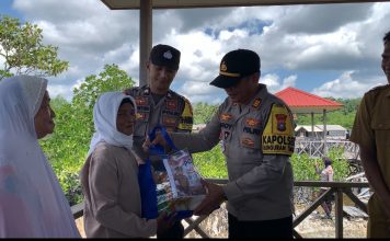 Polsek Bunguran Timur Hadir untuk Masyarakat Pesisir, Bagikan Bendera Merah Putih dan Bantuan Sembako