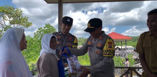 Polsek Bunguran Timur Hadir untuk Masyarakat Pesisir, Bagikan Bendera Merah Putih dan Bantuan Sembako