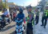 Semarakkan HUT RI, Satlantas Polres Natuna Bagikan 200 Bendera Merah Putih
