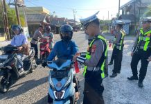 Semarakkan HUT RI, Satlantas Polres Natuna Bagikan 200 Bendera Merah Putih