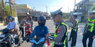Semarakkan HUT RI, Satlantas Polres Natuna Bagikan 200 Bendera Merah Putih