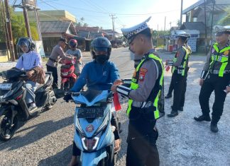 Semarakkan HUT RI, Satlantas Polres Natuna Bagikan 200 Bendera Merah Putih