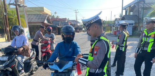 Semarakkan HUT RI, Satlantas Polres Natuna Bagikan 200 Bendera Merah Putih