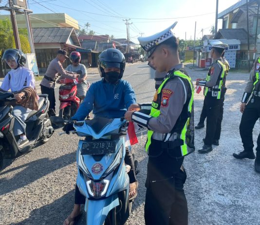 Semarakkan HUT RI, Satlantas Polres Natuna Bagikan 200 Bendera Merah Putih