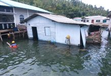BREAKING NEWS: Rumah Warga di Desa Nyamuk Ambruk ke Laut, Roboh dalam Hitungan Detik