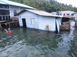 BREAKING NEWS: Rumah Warga di Desa Nyamuk Ambruk ke Laut, Roboh dalam Hitungan Detik