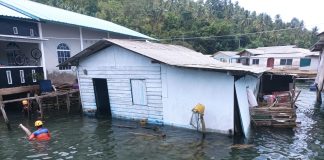 BREAKING NEWS: Rumah Warga di Desa Nyamuk Ambruk ke Laut, Roboh dalam Hitungan Detik