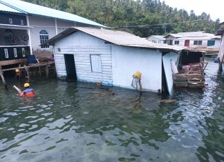 BREAKING NEWS: Rumah Warga di Desa Nyamuk Ambruk ke Laut, Roboh dalam Hitungan Detik