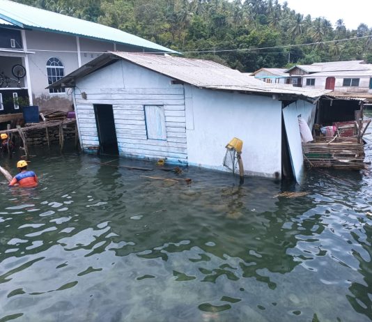 BREAKING NEWS: Rumah Warga di Desa Nyamuk Ambruk ke Laut, Roboh dalam Hitungan Detik