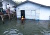 Dengar Kayu Berderak, Sekejap Kemudian Rumah Keluarga Jemi Ambruk ke Laut