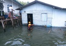 Dengar Kayu Berderak, Sekejap Kemudian Rumah Keluarga Jemi Ambruk ke Laut