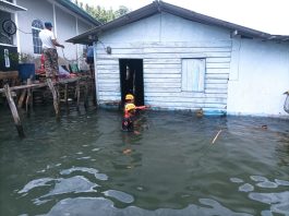 Dengar Kayu Berderak, Sekejap Kemudian Rumah Keluarga Jemi Ambruk ke Laut