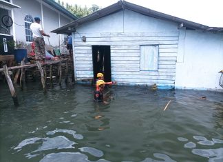 Dengar Kayu Berderak, Sekejap Kemudian Rumah Keluarga Jemi Ambruk ke Laut