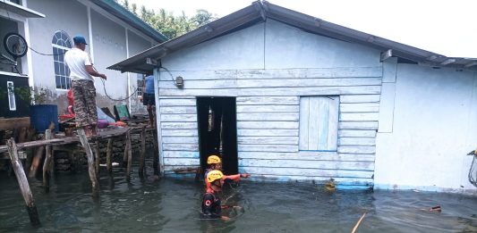 Dengar Kayu Berderak, Sekejap Kemudian Rumah Keluarga Jemi Ambruk ke Laut
